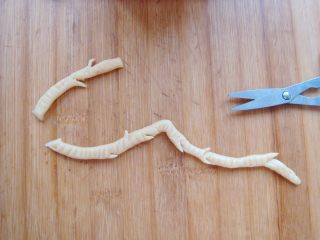 15、#甜味#花好月圆创意月饼,面团搓细长条，摆放出树枝的形状，压出纹路，用剪刀在两侧错落着剪几下。（可多做几枝备用）