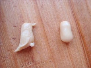 16、#甜味#花好月圆创意月饼,小鸟制作：取4克的小面团搓圆柱形。