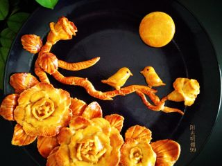 21、#甜味#花好月圆创意月饼,再次全部放入烤箱继续烤25分钟，晾凉后根据花朵叶子的大小组图摆盘即可。