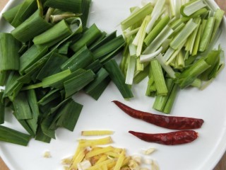 6、辣出天际的辣炒腊鸭肠,两个干辣椒。