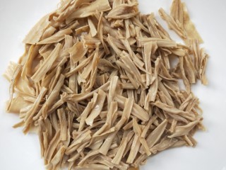 11、辣出天际的辣炒腊鸭肠,切小寸段。