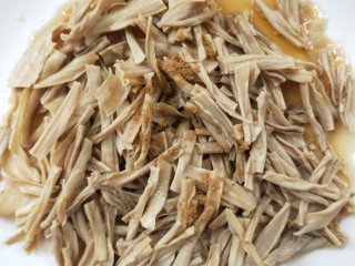 13、辣出天际的辣炒腊鸭肠,加适量五香粉，搅拌均匀。