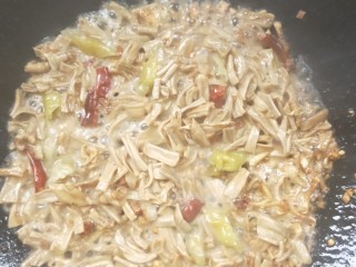 19、辣出天际的辣炒腊鸭肠,放入三勺野山椒水，煸炒。