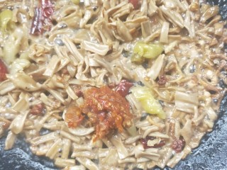 21、辣出天际的辣炒腊鸭肠,翻炒均匀。