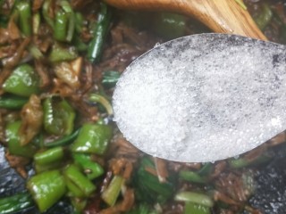 27、辣出天际的辣炒腊鸭肠,加少许白糖。