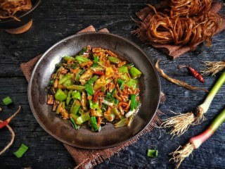 29、辣出天际的辣炒腊鸭肠,辣出天际的辣炒腊鸭肠好了。