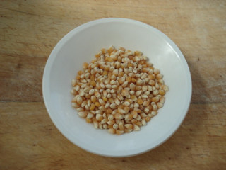 1、微波炉爆米花,玉米粒用干毛巾擦一下