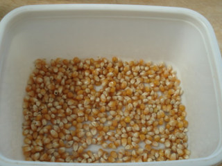 2、微波炉爆米花,放入微波炉专用容器中，加玉米油拌匀