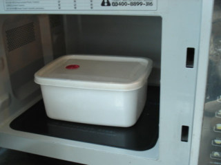 3、微波炉爆米花,盖好盖子，高火加热4分钟