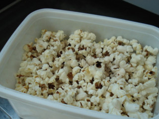 4、微波炉爆米花,趁热加白糖、拌匀