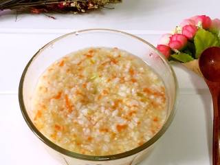 3、银鱼蔬菜小米粥,所有食材煮软，煮熟透就可以出锅了。