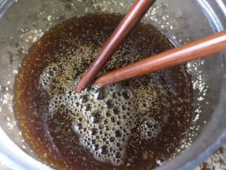 2、红糖馒头,酵母，加入到红糖中，用温水，泡好；