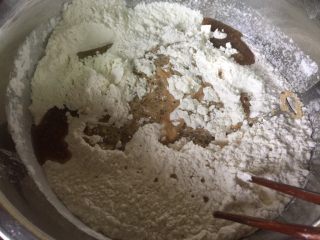 4、红糖馒头,把泡好的红糖水加入到面粉中，搅拌；