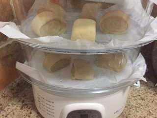 14、红糖馒头,盖好，静置10分钟，发酵变大；