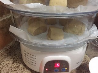 15、红糖馒头,启动蒸锅，15分钟；焖5分钟；