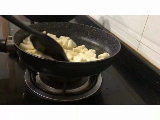 4、蔓越莓抹茶牛轧糖,充分融化以后倒入棉花糖，继续小火融化。