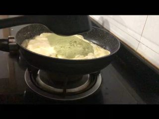 5、蔓越莓抹茶牛轧糖,棉花糖充分融化以后倒入拌有抹茶粉的奶粉，搅拌均匀，这时候可以关火了！