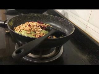 6、蔓越莓抹茶牛轧糖,搅拌均匀后倒入蔓越莓和花生米搅拌。