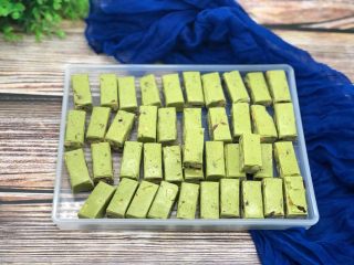 9、蔓越莓抹茶牛轧糖,切成小块。