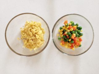 4、迷你小披萨,炒彩蔬出锅和鸡蛋块一起放旁边备用