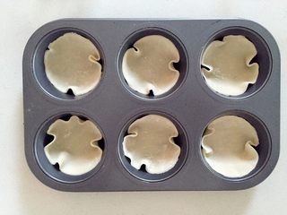 5、迷你小披萨,把饺子皮铺上玛芬模具中