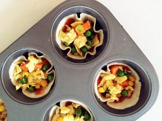 7、迷你小披萨,均匀的在每个饺子皮上放入步骤4的混合物