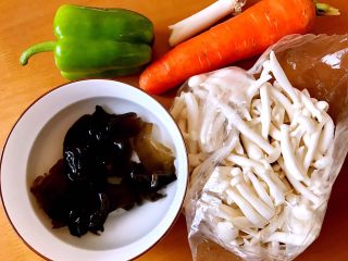 1、清炒白玉菇,首先准备食材