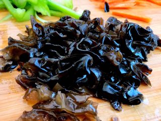 4、清炒白玉菇,木耳洗净切丝