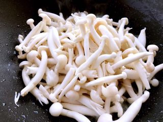 7、清炒白玉菇,倒入白玉菇翻炒