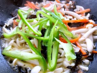11、清炒白玉菇,然后加入青椒