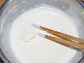 3、红烧茄子 百吃不厌的经典家常菜,把面粉倒入盆中，然后用适量的清水搅开，搅成均匀的面糊，搅拌面糊的时候可以在里边放一小勺盐。面糊的稀稠度可以放进去一块茄子试试，以茄子表面能均匀的裹上一层面糊，且能挂住为宜。