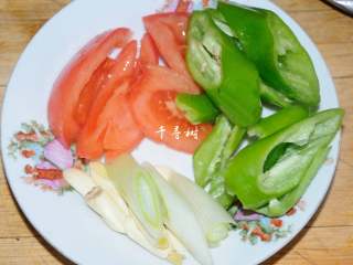 8、红烧茄子 百吃不厌的经典家常菜,把西红柿切大片，青椒切大片，葱改斜刀，蒜切片。