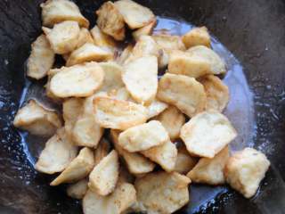 13、红烧茄子 百吃不厌的经典家常菜,倒入炸好的茄子，均匀的裹上芡汁。