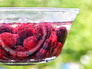 2、酸甜爽口的冰镇杨梅,杨梅清洗干净,装入大盆,加入水。