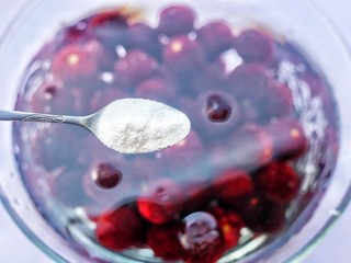 3、酸甜爽口的冰镇杨梅,放一勺小苏打粉。
