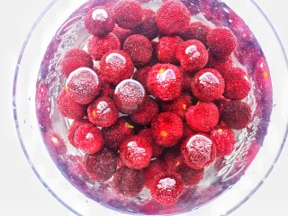 4、酸甜爽口的冰镇杨梅,浸泡半小时后洗净,捞出沥干水分。