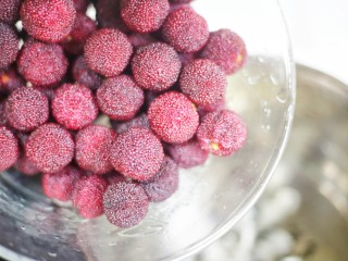 5、酸甜爽口的冰镇杨梅,煮锅里加1.5L水,放入杨梅。