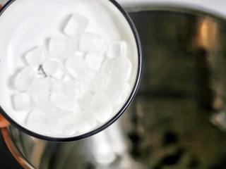 6、酸甜爽口的冰镇杨梅,加入冰糖。