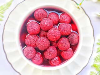 7、酸甜爽口的冰镇杨梅,待杨梅汤放凉后,放入冰箱冷藏2小时即可饮用。