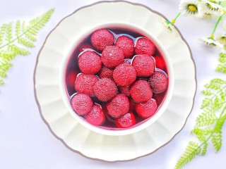 8、酸甜爽口的冰镇杨梅,酸酸甜甜,连汤汁都非常好喝。