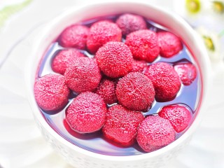 9、酸甜爽口的冰镇杨梅,一大盆不够吃。