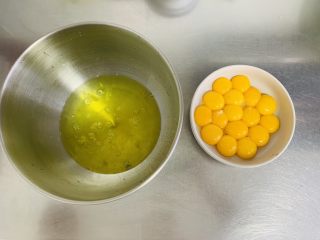 2、古早蛋糕,蛋清蛋黄分离，蛋清装入无油无水的盆中，冰箱里冷藏备用。