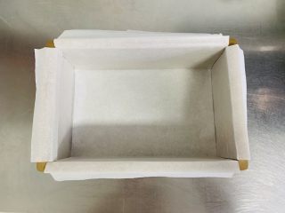 5、古早蛋糕,模具铺上裁剪好的油纸方便脱模。