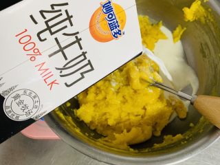 11、古早蛋糕,加入牛奶。