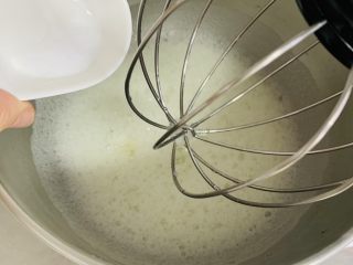 14、古早蛋糕,加入盐，高速打发。