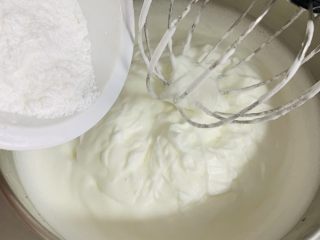 15、古早蛋糕,糖分三次加入。第一次加糖是蛋白打出大大的泡的时候放入。第二次加糖是颜色由透明变成白色这个时候除湿机调到低档，这样蛋白更细腻。在搅打一小会儿就加入第三次糖。