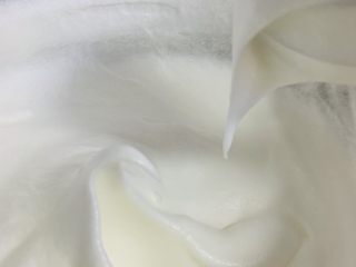 16、古早蛋糕,打发到比中性发泡稍稍嫩一点的状态，提起打蛋头，有大弯钩即可。