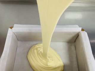 20、古早蛋糕,将翻拌好的面糊高高提起倒入模具中。