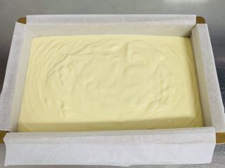 21、古早蛋糕,装入模具七分满，提起模具轻轻振两下。