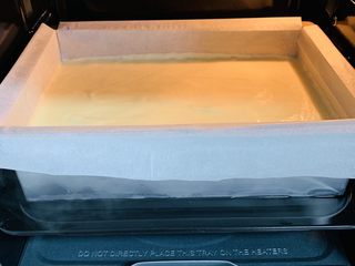 23、古早蛋糕,模具放在加水的烤盘中。